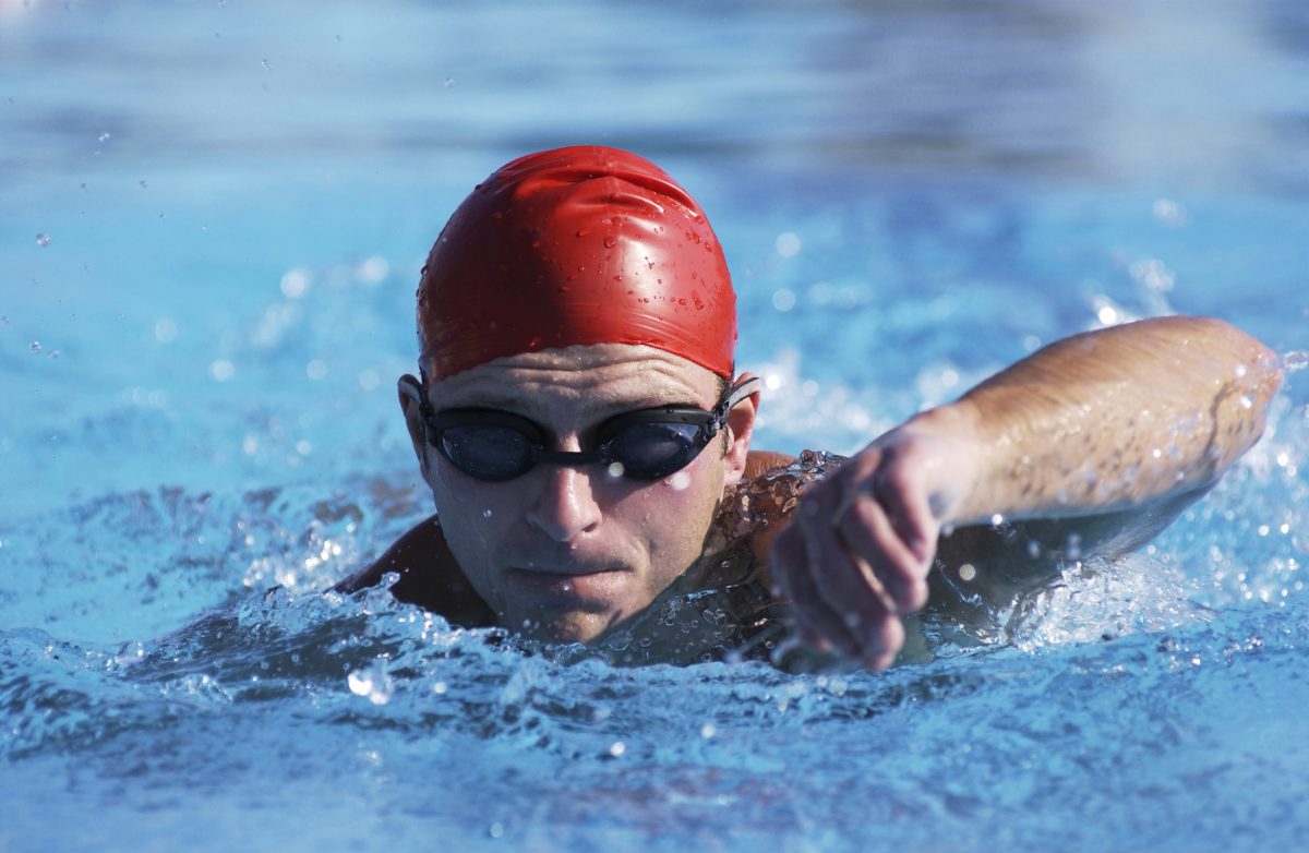 Swimming speed up. Супермен плавает. Сложное упражнение в воде. Супермен и пловец.